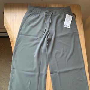 On the Fly 7/8 Wide Leg Pant Woven in Grey Sage